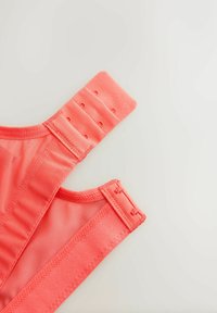 Bretele din plasă coral pentru sutien, cu cârlige dreptunghiulare. Lungime reglabilă, cu material moale și cusături netede pentru confort. Dispune de trei închideri cu cârlig.