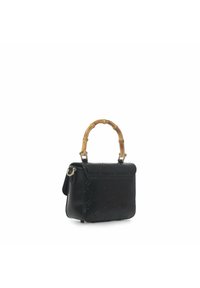 Borsa a tracolla in pelle nera con motivo testurizzato, manico in bambù, accessori in argento e chiusura a pattina. Forma compatta e rettangolare.
