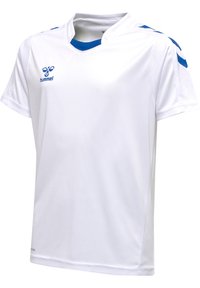 Camiseta de fútbol blanca fabricada en tejido ligero, con detalles en azul en el cuello y los hombros. Logo de Hummel impreso en el pecho.