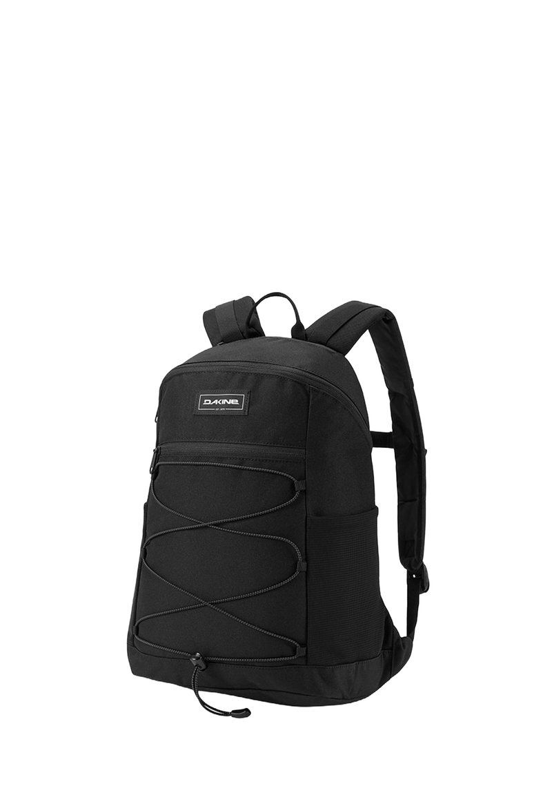 Zaino nero realizzato in tessuto resistente; presenta una forma curvilinea, spallacci imbottiti, tasca frontale con zip e cordini elastici laterali.