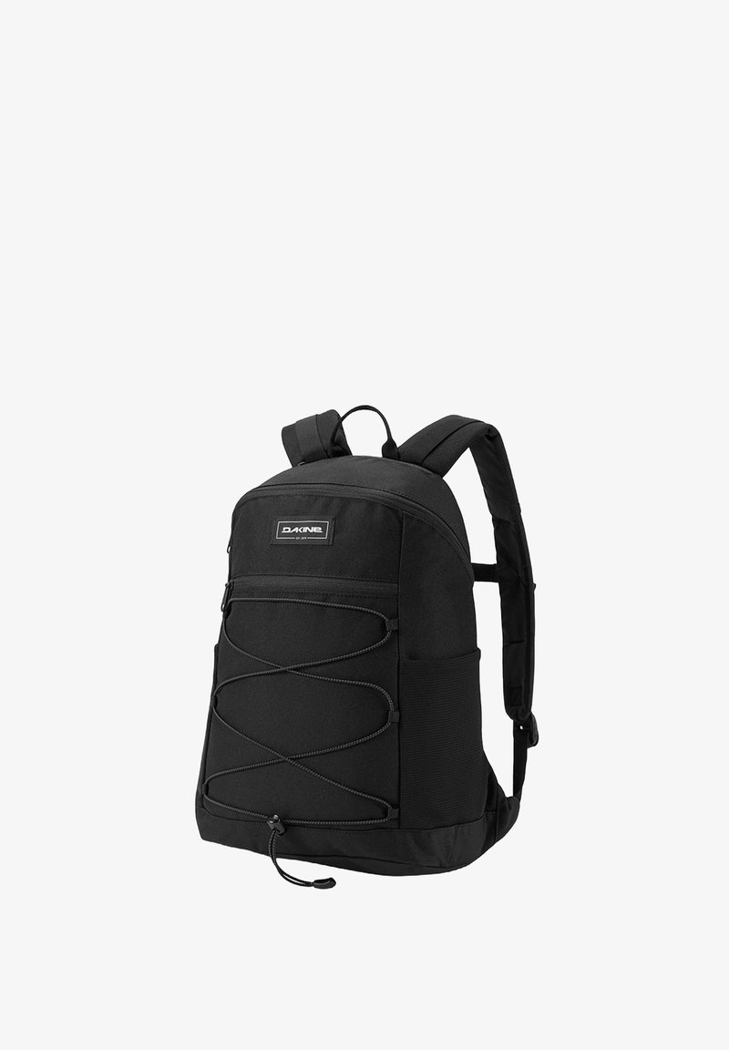 Mochila negra hecha de un tejido duradero; presenta una forma curvada, correas de hombro acolchadas, un bolsillo frontal con cremallera y cuerdas laterales elásticas.
