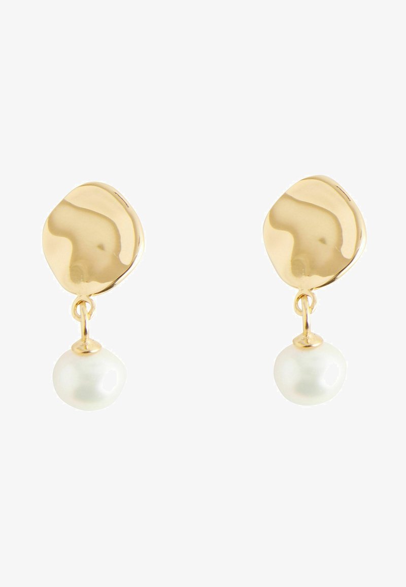 Guldøreringe med et struktureret, abstrakt design og en hængende hvid perle. Øreringene har en poleret overflade og afrundede former.