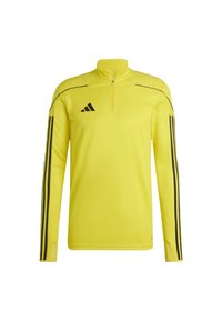Veste de sport jaune avec un zip quarts, rayures horizontales noires le long des épaules et des manches, et un motif texturé sur les épaules.