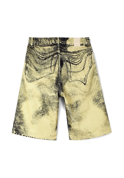 Pantalones cortos de mezclilla amarillos con un estampado abstracto negro, que cuentan con dos bolsillos traseros y una cinturilla plana sin cierres visibles.