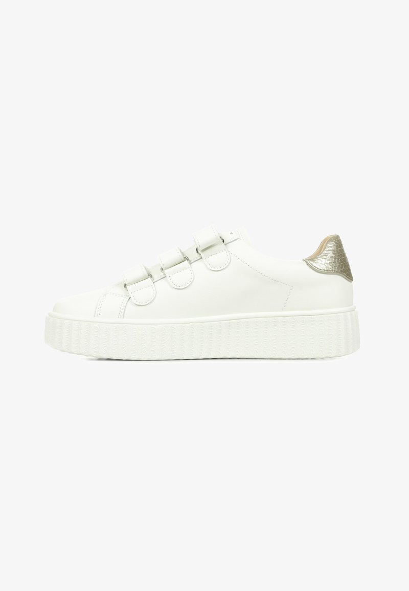 Witte neplederen sneaker met drie ronde sluitingen, gestructureerde witte platformzool en metallic gouden accent op de hak.
