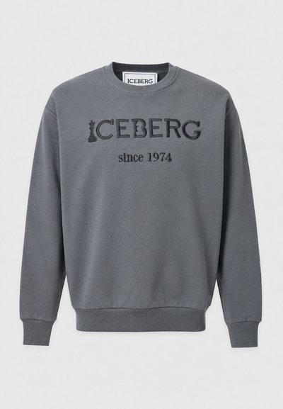 Γκρι φούτερ με λαιμόκοψη crewneck και μαύρο κείμενο "ICEBERG" με σχέδια κομματιών σκακιού και "since 1974" κεντημένα από κάτω.