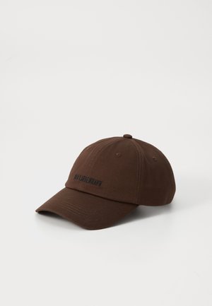Braune Baseballkappe mit gebogenem Schirm und kleinem schwarzen besticktem Text vorne in der Mitte.