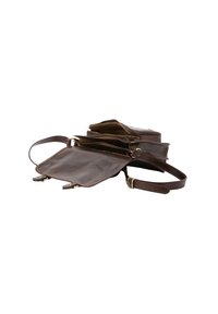 Borsa a tracolla in pelle marrone con più scomparti, tracolla lunga e regolabile, chiusura con zip e superficie liscia. Presenta dettagli in metallo.
