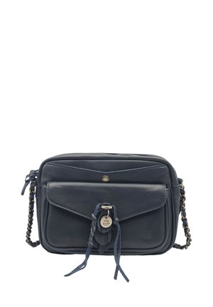 Sac en cuir bleu marine porté croisé avec poche à rabat avant, sangle tressée, détail de frange et charme logo rond en argent portant l'inscription "mila louise Paris".