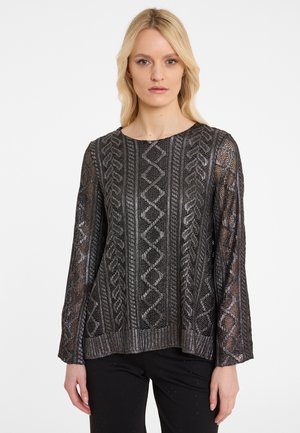 Schwarzes und silbernes, gemustertes Langarmoberteil mit kunstvollen Stricktexturen und rundem Ausschnitt. Gerippter Saum mit lässiger Passform.
