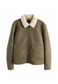 Olivgrüne Kunstlederjacke mit einem weichen cremefarbenen Kragen, frontalem Reißverschluss und zwei großen aufgenähten Taschen. Glatte Textur und strukturierte Form.