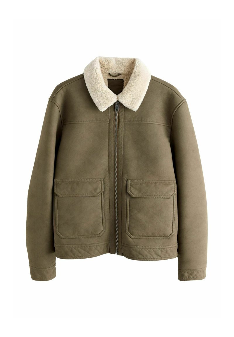 Olivgrüne Kunstlederjacke mit einem weichen cremefarbenen Kragen, frontalem Reißverschluss und zwei großen aufgenähten Taschen. Glatte Textur und strukturierte Form.