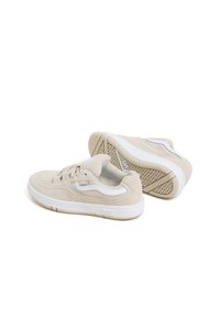 Sneakers in suede beige con accenti bianchi, punta tonda, chiusura con lacci e suola in gomma testurizzata. Presentano un distintivo dettaglio a striscia laterale.