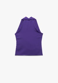 Top senza maniche di colore viola con colletto alto e tessuto liscio e elasticizzato. La vista posteriore mostra un design aderente senza dettagli aggiuntivi.