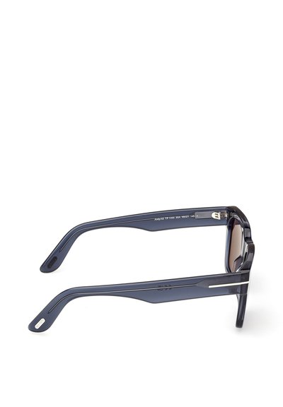 Modré průhledné obdélníkové sluneční brýle s rámem, zobrazené ze strany, zobrazující strany s stříbrnými detaily a hnědými čočkami.