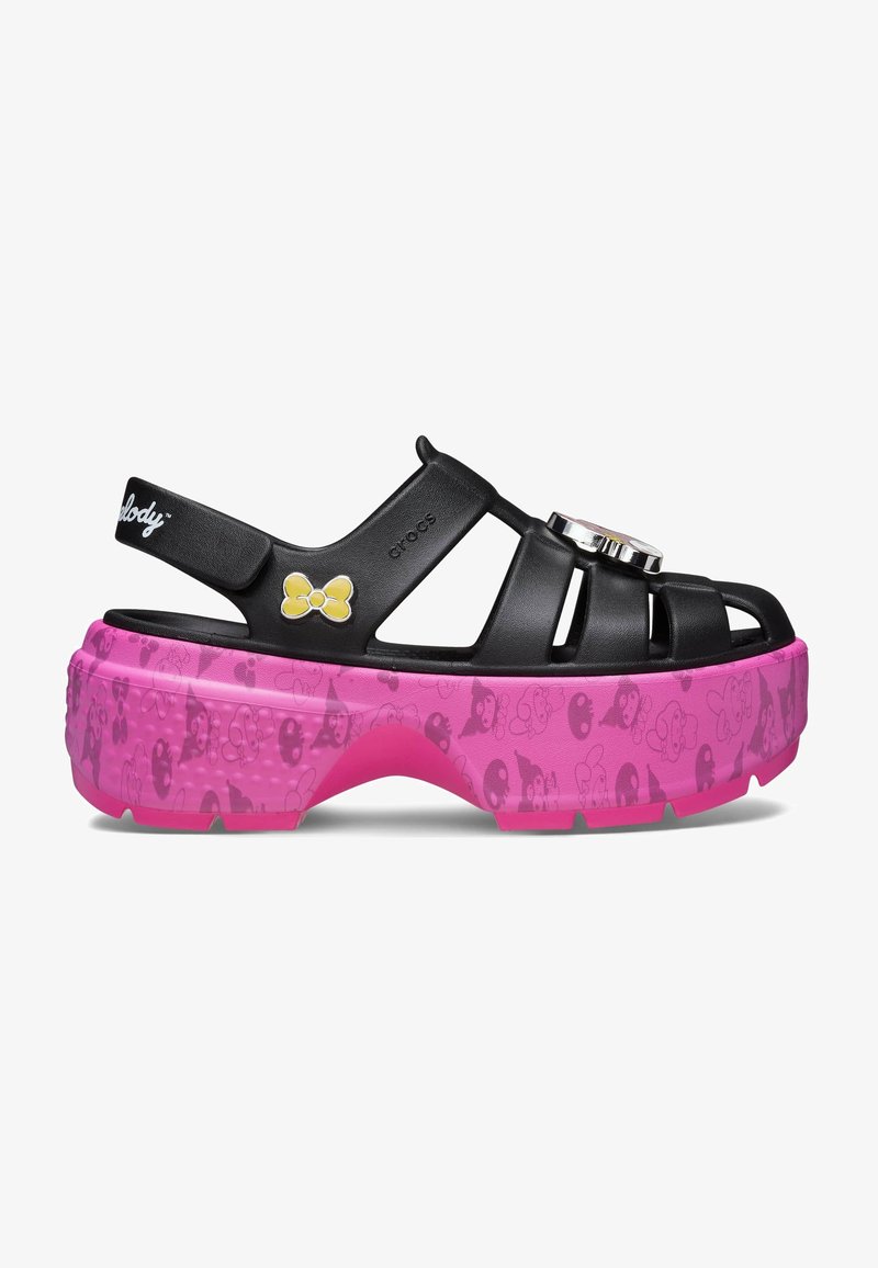 Sandalía negra con diseño calado, con un acento de lazo amarillo y una suela de plataforma rosa y con patrón. Fabricada con material ligero.