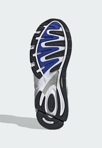 Fekete, fehér és kék színű sneaker talp. Hullám mintázattal, textúrált gumival a tapadáshoz és látható párnázási rendszerrel rendelkezik.