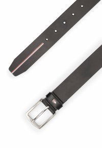 Cintura in pelle nera con una fibbia rettangolare argentata, caratterizzata da una sottile striscia rossa e bianca lungo un lato e cinque fori regolabili.