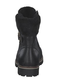 Bottines en cuir noir avec un col en fausse fourrure noire duveteux, ornées d'un détail de boucle et d'une semelle extérieure noire robuste avec des accents de surpiqûre blanche.