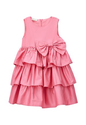 Vestito da bambina rosa senza maniche con gonna a balze a strati e grande fiocco in vita, con chiusura a cerniera sul retro.