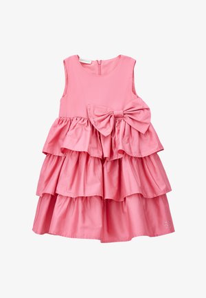 Vestito da bambina rosa senza maniche con gonna a balze a strati e grande fiocco in vita, con chiusura a cerniera sul retro.