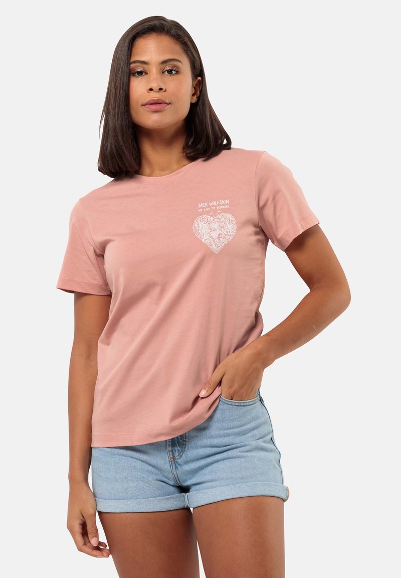 Lichtroze katoenen T-shirt met korte mouwen, voorzien van een witte hartafbeelding en tekstlogo op de linkerkant van de borst. Soepele textuur, casual pasvorm.