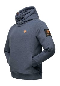 Tumši zila kapucēta džemperis, izgatavots no mīksta materiāla. Tam ir priekšējā kabata, ribotie piedurknes un oranža logo uz krūtīm un piedurknēm.