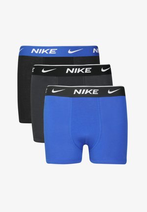 Drie paar Nike boxershorts: zwart, grijs en blauw. Elk heeft een brede merkband in zwart met witte letters.