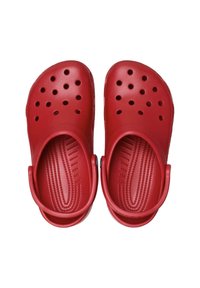 Czerwone gumowe klapki z otworami wentylacyjnymi, wyprofilowaną wkładką, tylnym paskiem zapewniającym pewne dopasowanie i gładką teksturą. Odpowiednie do codziennego użytku.