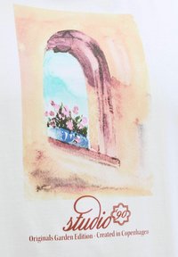 Hvidt stof med et malet vindue med en pink blomstertopf. Buen har bløde brune nuancer, og potten er blå med pink blomster. "studio" logo inkluderet.
