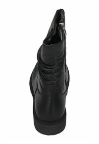 Černá kotníková bota z kůže se splývavým designem. Má zapínání na zip a texturovanou gumovou podešev pro lepší trakci.