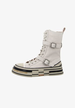 Hoher Stiefel aus hellgrauem Leder, mit mehrschichtiger schwarzer und beiger Plateau-Sohle, Schnürung vorne und silbernem Schnallendetail.