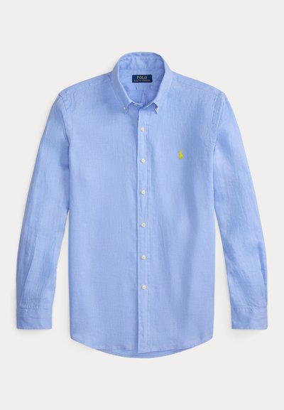Chemise bleu clair à manches longues avec boutons et col boutonné, logo Polo Ralph Lauren jaune brodé sur la poitrine gauche.