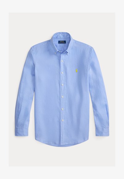 Chemise bleu clair à manches longues avec boutons et col boutonné, logo Polo Ralph Lauren jaune brodé sur la poitrine gauche.