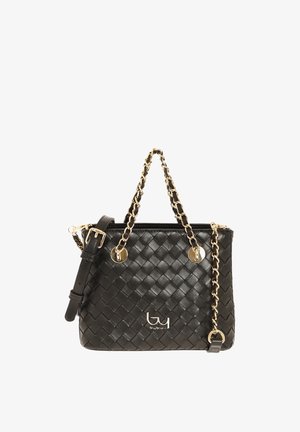 Borsa nera in pelle intrecciata con manici a catena dorata, tracolla regolabile in pelle e logo argento sul davanti.