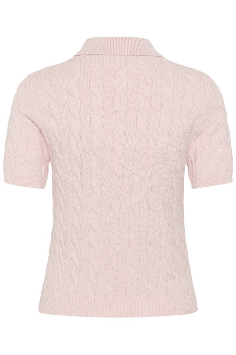 Pull en maille rose clair à manches courtes avec motif torsadé, col, poignets et ourlet côtelés, vu de dos.