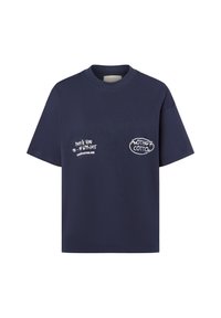 Tums zila kokvilnas T-kreklis ar īsām piedurknēm, kas rotāta ar baltu drukātu tekstu priekšā, kreisajā krūtīs un sānos, ar noapaļotu kakla izgriezumu.