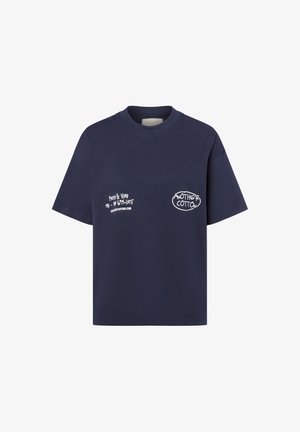 Tumesinise puuvillane T-särk lühikeste varrukatega, mille ees, vasakus rinnaku osas ja küljel on valge trükitud tekst, ümar kaelus.