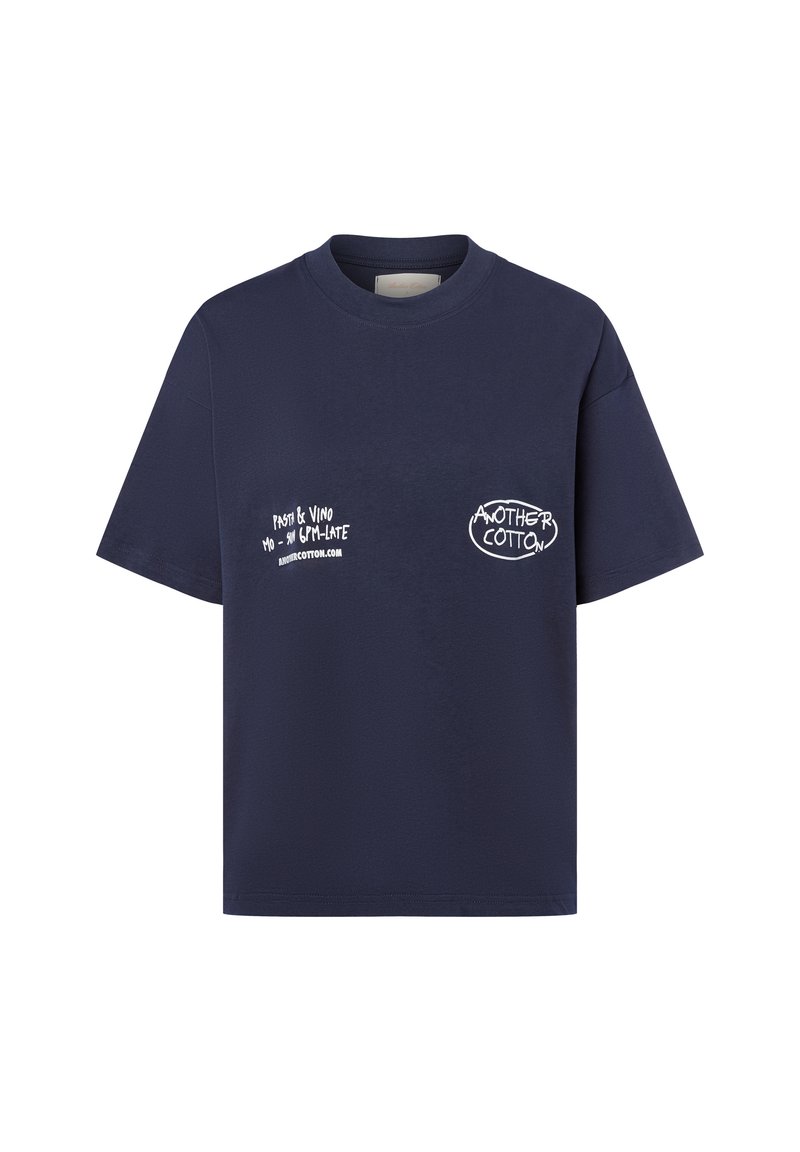 Tums zila kokvilnas T-kreklis ar īsām piedurknēm, kas rotāta ar baltu drukātu tekstu priekšā, kreisajā krūtīs un sānos, ar noapaļotu kakla izgriezumu.