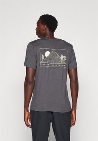 Columbia KWICK HIKE™ BACK GRAPHIC SS TEE - Sporta krekli - black heather