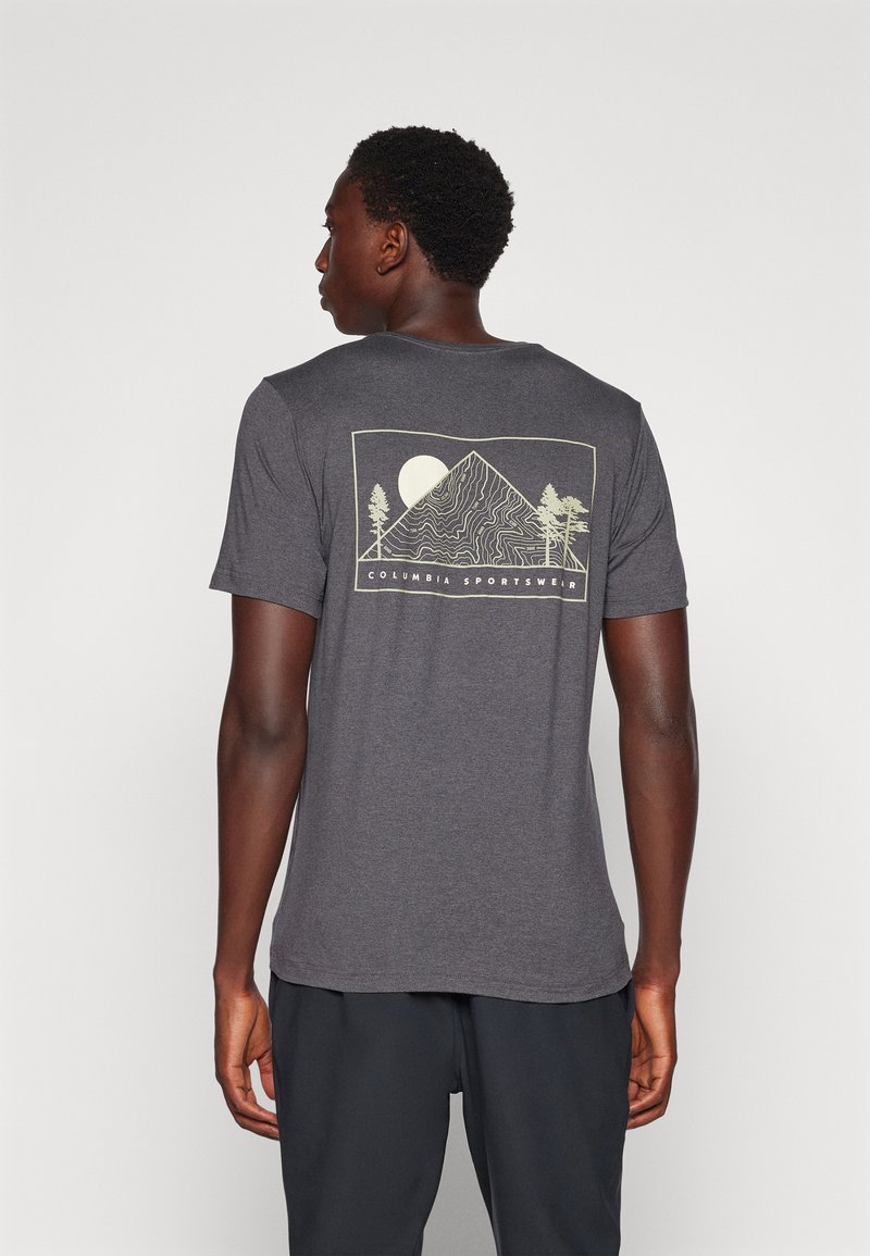 Columbia KWICK HIKE™ BACK GRAPHIC SS TEE - Sporta krekli - black heather