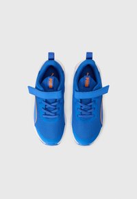 Baskets de sport bleues avec une tige en mailles, dotées d'une sangle Velcro, de lacets et de semelles en caoutchouc blanches. Accents orangés sur le design.