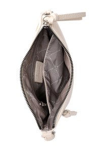 Petit porte-monnaie beige ouvert montrant une doublure en tissu gris à motifs et plusieurs compartiments intérieurs avec une poche zippée visible.