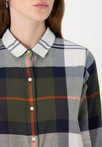 Barbour MOORLAND SHIRT - Blusa com botões - olive/spiced pumpkin