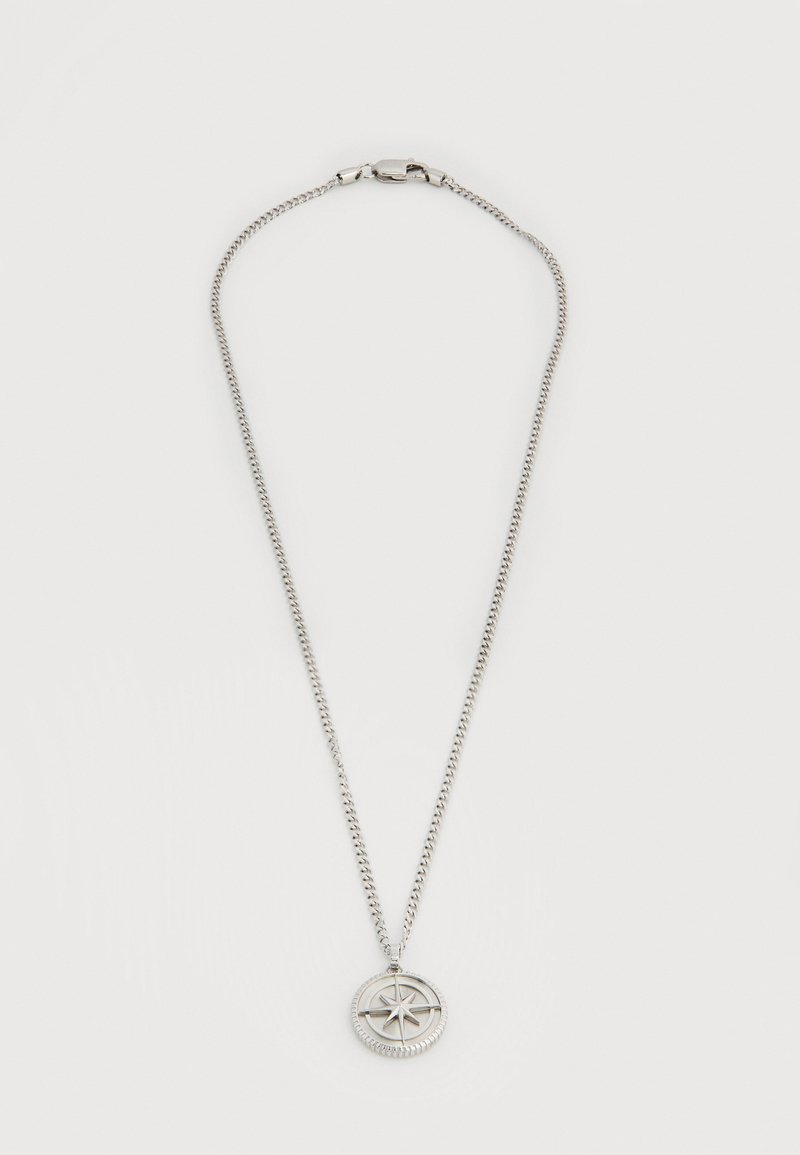 Ασημένιο κολιέ με αλυσίδα και κυκλικό μενταγιόν πυξίδας που έχει σχέδιο αστεριού στο κέντρο, πάνω σε λευκό φόντο.