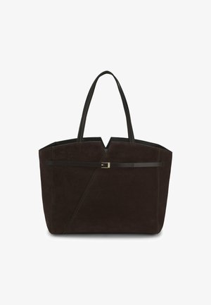 Bruine suède boodschappentas met zwarte leren handvatten en een dunne zwarte riemdetail aan de voorkant met een kleine zilveren gesp.