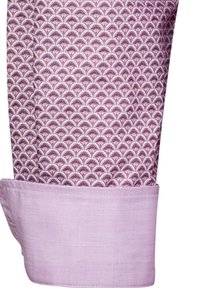 Camicetta a maniche lunghe in stoffa leggera di colore viola chiaro con un motivo a scaglie, completata da un polsino in tinta unita di viola chiaro.