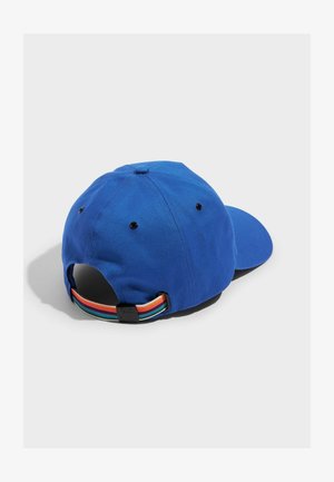 Blaues Baumwollcap mit gebogenem Schild, knopfförmigem oberen Teil und einem mehrfarbigen, verstellbaren Riemen auf der Rückseite. Schwarze Belüftungsösen sind enthalten.