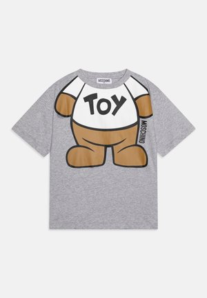Szara koszulka z krótkim rękawem z nadrukiem torsu misia z kreskówki, z napisem "TOY" na piersi oraz napisem "MOSCHINO" z boku.