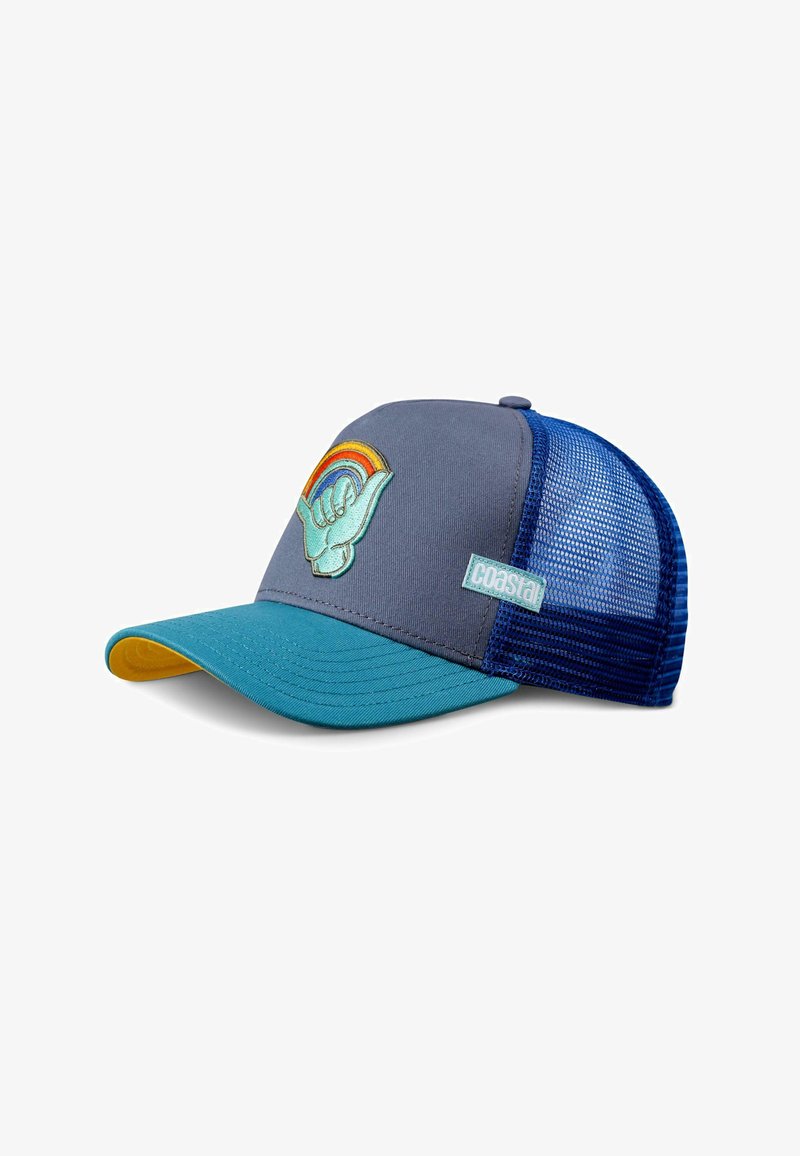 Gorra de tela gris con malla azul en la parte posterior, pico turquesa y debajo amarillo. Presenta un símbolo de mano bordado y un diseño de arcoíris. Etiqueta de logo adjunta.
